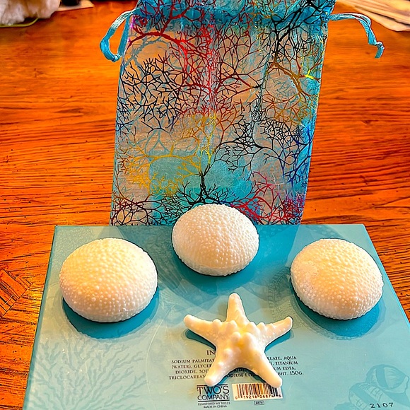 NWOT Beautiful&SoftFragrance of Ocean Breeze.4White Guest Soaps&Ocean Blue pouch - Picture 2 of 7